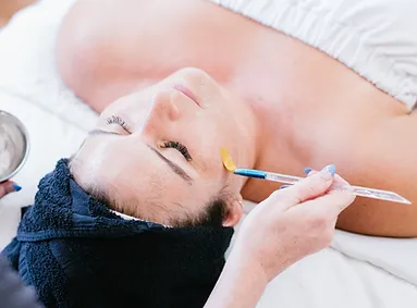 Frau im Schönheitssalon