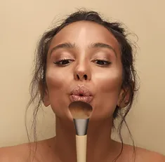 Frau mit Make-up-Pinsel