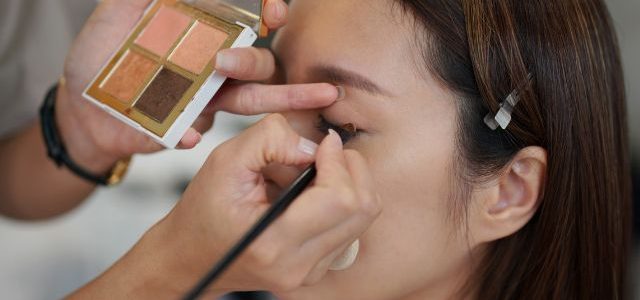 professional-aplication-woman-make-up
